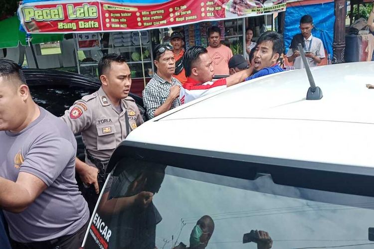 Adu fisik antara pengendara mobil dengan debt collector di depan Mapolres Bengkulu