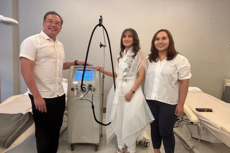 Dari kiri ke kanan: dr.Teddy Sutrisna SpDVE, dr.R.Aj.Putri Ambarini SpDVE, dan dr.Vita Silvana SpDVE, tim dokter dari Dermato Clinic Jakarta.