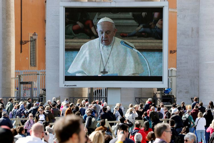 Paus Fransiskus memimpin Doa Angelus melalui tayangan video di Vatikan pada 8 Maret 2020, di tengah penyebaran virus corona di Italia.