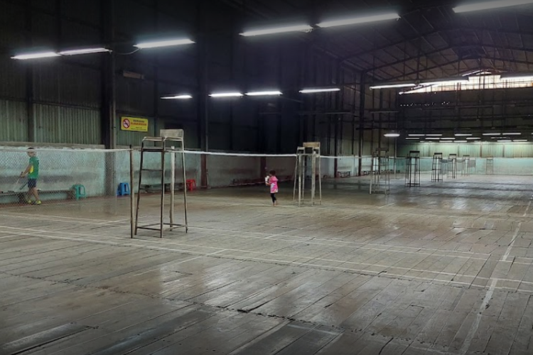 Lapangan badminton di Gedung Olahraga Mitra