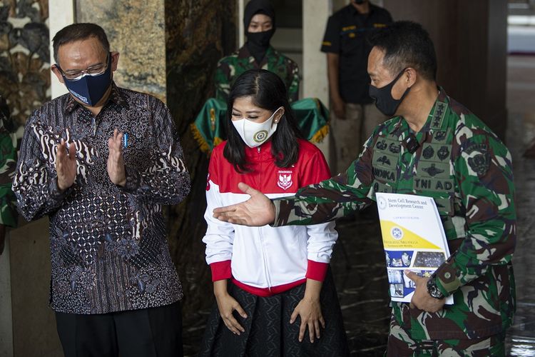 Wakil Ketua Komite Pelaksana Penanganan COVID-19 dan Pemulihan Ekonomi Nasional (PEN) yang juga Kepala Staf Angkatan Darat (KSAD) Jenderal TNI Andika Perkasa (kanan) berbincang dengan Ketua Komisi I DPR Meutya Hafid (tengah) dan Rektor Universitas Airlangga (Unair) Mohammad Nasih usai menerima hasil uji klinis tahap tiga obat baru untuk penanganan pasien COVID-19 di Jakarta, Sabtu (15/8/2020). Universitas Airlangga bekerja sama dengan TNI Angkatan Darat (AD), Badan Intelijen Negara (BIN) dan Polri menyelesaikan penelitian obat baru untuk pasien COVID-19 yang dirawat tanpa ventilator di rumah sakit, berupa hasil kombinasi dari tiga jenis obat dan saat ini memasuki proses untuk mendapatkan izin produksi. ANTARA FOTO/Aditya Pradana Putra/wsj.
 