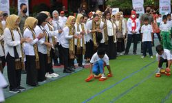 Dukung Gerakan Sekolah Sehat, Iriana Jokowi dan OASE KIM Bermain Permainan Tradisional 