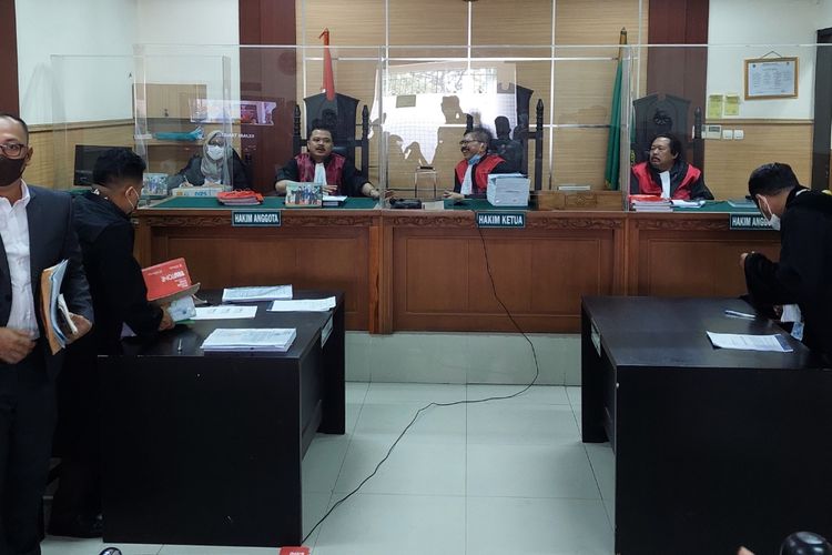 Suasana saat eks pegawai KPK Rasamala Aritonang mendampingi sidang kasus penipuan investasi emas di Pengadilan Negeri Tangerang, Kota Tangerang, Rabu (16/3/2022).