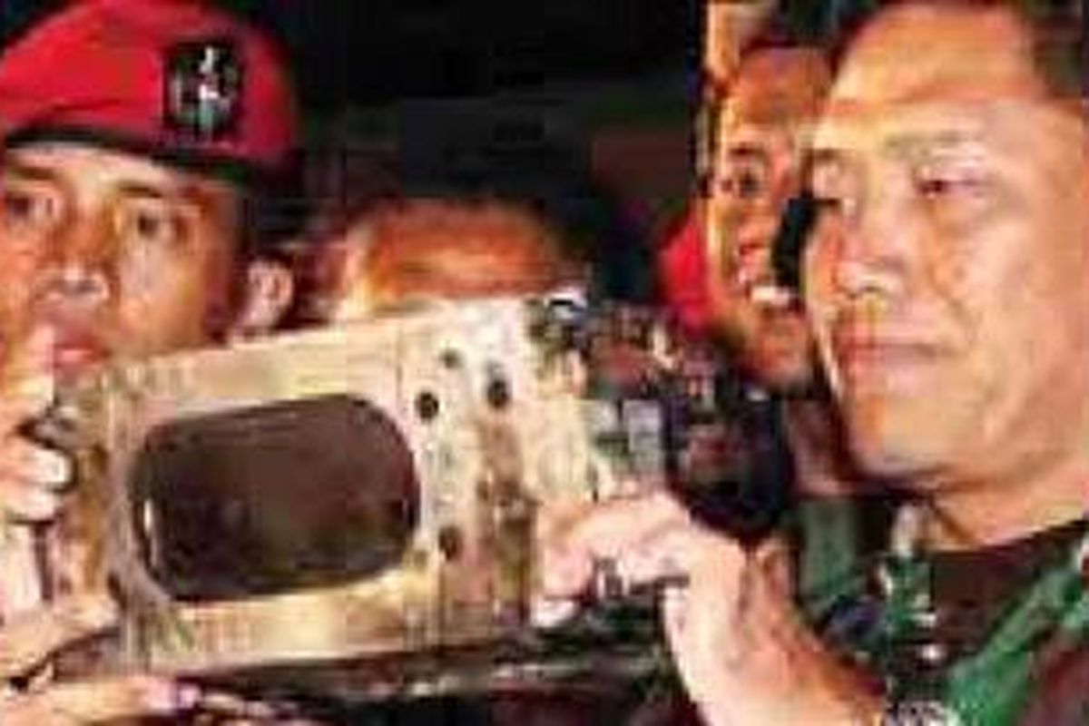 Letkol Shobri (kedua dari kiri) yang memimpin Kopassus dalam evakuasi korban jatuhnya pesawat Sukhoi Superjet 100 menyerahkan black box Sukhoi kepada Komandan Korem 061/Suryakancana Kolonel (Inf) AM Putranto (kanan) selaku Koordinator Tim SAR Gabungan di posko utama SAR di Cipelang, Kabupaten Bogor, Selasa (15/5/2012).