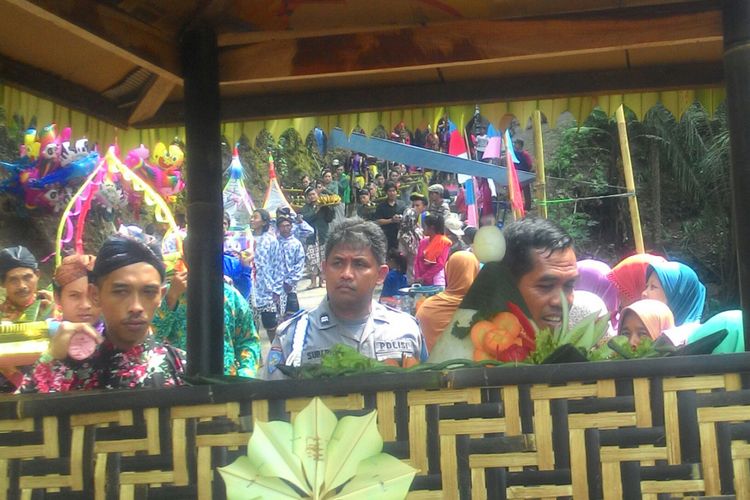 Warga membawa nasi gurih bentuk tumpeng lengkap dengan lauk pauknya. Termasuk ingkung ayam kampung. Ratusan orang memadati tradisi ini.