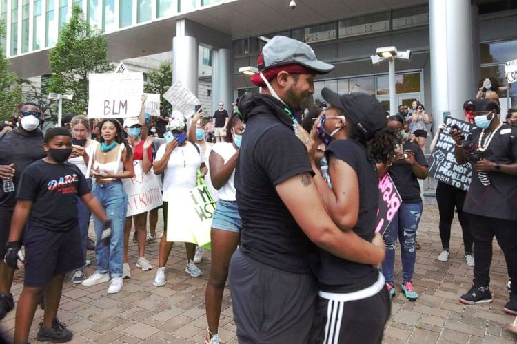 Xavier Young, melamar kekasihnya Marjorie Alston di tengah aksi protes atas kematian George Floyd, di Raleigh, Amerika Serikat, 30 Mei 2020.