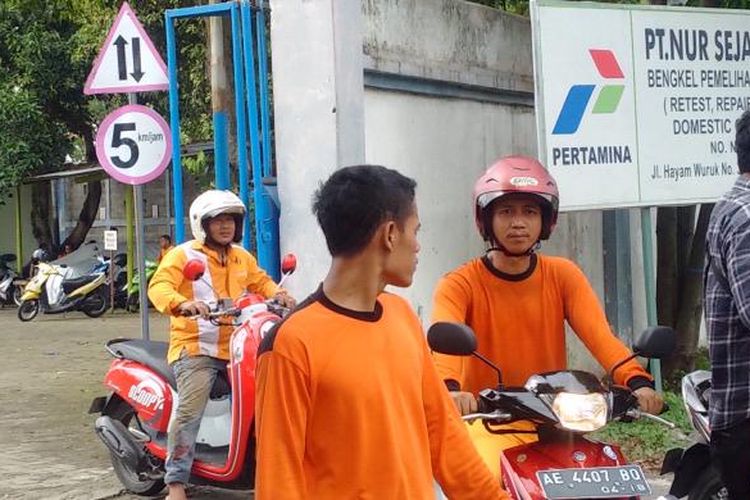 Foto : Bengkel Pemeliharaan Tabung Gas LPG 3 KG di Jalan Hayam Wuruk, Kelurahan Manguharjo, Kecamatan Manguharjo, Kota Madiun disita penyidik KPK dalam kasus tindak pidana pencucian uang dengan tersangka Bambang Irianto , Rabu ( 22 / 2 / 2017) sore. Nampak pegawai bengkel itu sementara keluar pulang.