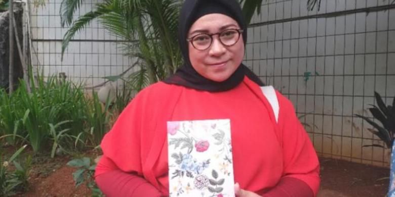 Ditemui di Pondok Pesantren Asshiddiqiyah, Kebon Jeruk, Jakarta Barat, pada Kamis (24/12/2015), Melly Goeslaw mengucap syukur atas diminatinya Al Quran bersampul motif bunga-bunga itu. 