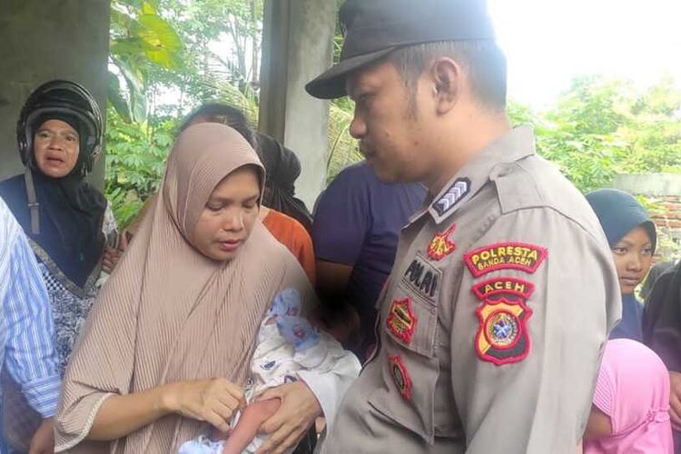 Warga Gampong (Desa) Lam Ujong, Kecamatan Baitussalam, Aceh Besar, menemukan sesosok bayi perempuan di atas kursi teras depan rumah.