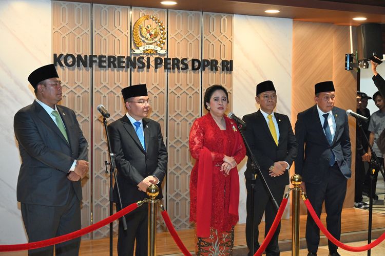 Ketua DPR RI periode 2024-2029 Puan Maharani bersama para Wakil Ketua DPR RI dalam konferensi pers di Gedung Nusantara II, DPR RI, Senayan, Jakarta, Selasa (1/10/2024).