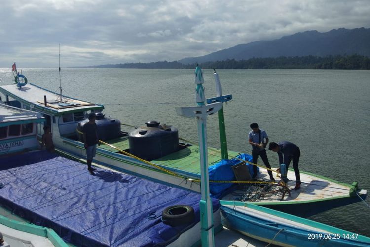 kapal kayu KM Nayla Indah, mengangkut Bahan Bakar Minyak (BBM) diduga ilegal yang diamankan Kepolisian Resort Kaimana, Selasa (25/6/2019).