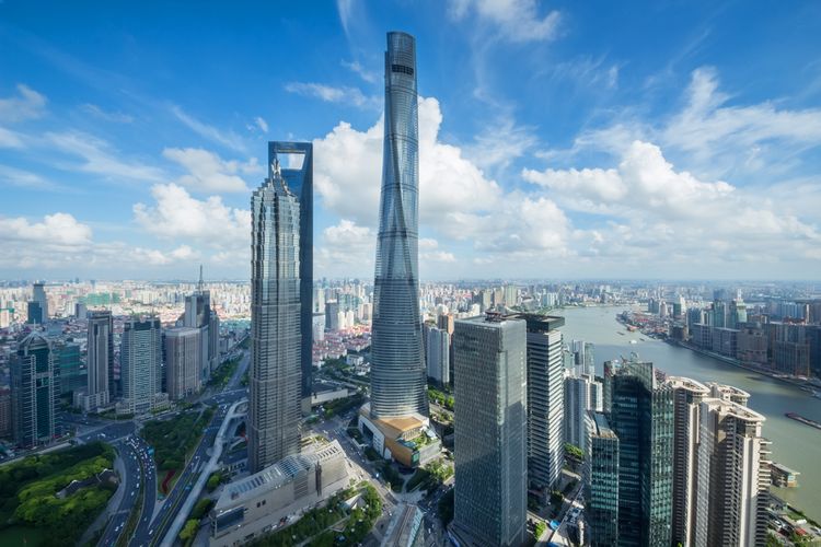 Jin Mao Tower, Shanghai Tower, dan Shanghai World Financial Center terlihat dari IFC Hotel, terdapat 990 gedung pencakar langit di Shanghai, China (13/8/2015).