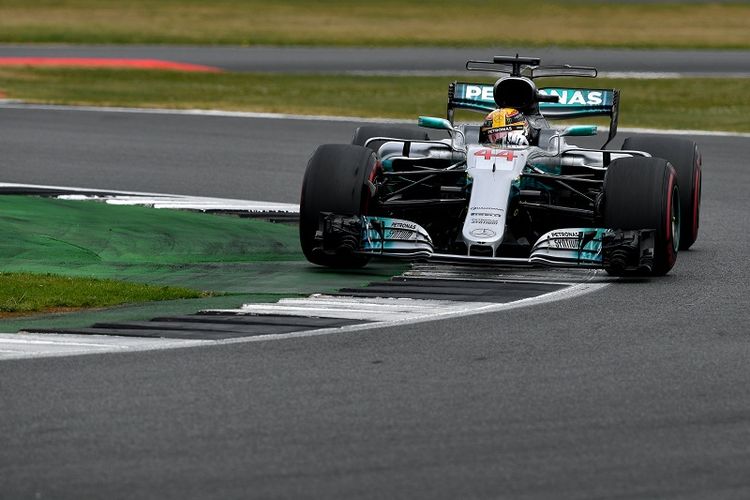 Pebalap Mercedes, Lewis Hamilton, memacu mobilnya pada balapan GP Inggris di Sirkuit Silverstone, Minggu (16/7/2017).