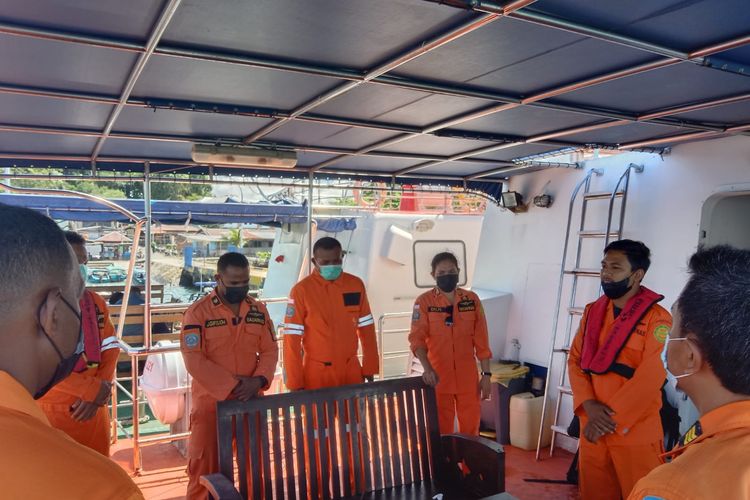Tim SAR saat melakukan upaya pencarian rombongan Bupati Fakfak di Perairan laut Soring
