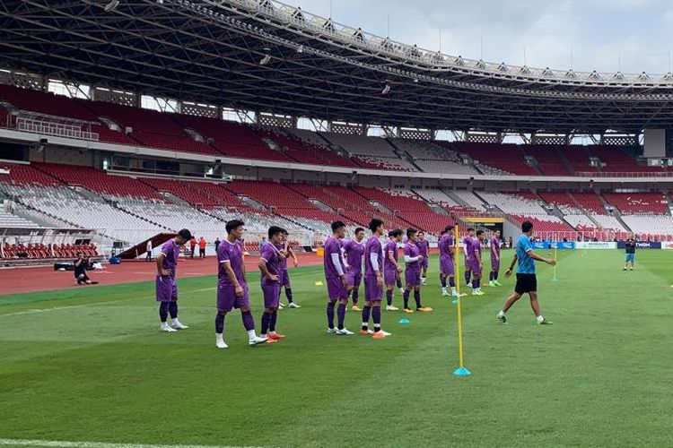 Timnas Vietnam saat menjalani latihan menjelang semifinal Piala AFF 2022 melawan Indonesia di Stadion Utama Gelora Bung Karno (SUGBK), Senayan, Jakarta, pada Kamis (5/1/2023).