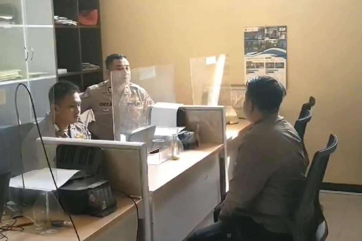 Proses pemeriksaan pengemudi Fortuner tabrak bayi di Sidoarjo, Senin (27/5/2024).