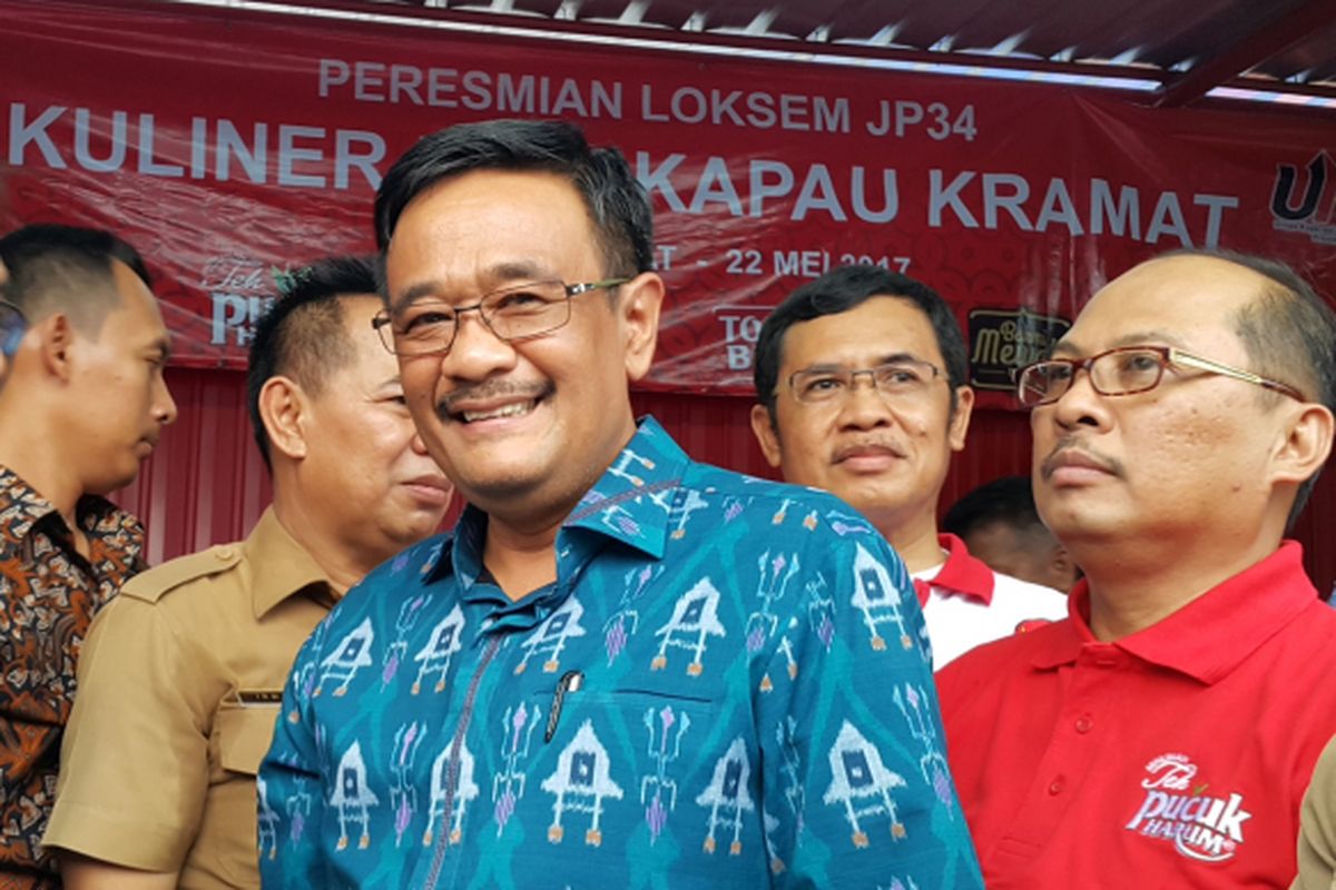 Pelaksana tugas (Plt) Gubernur DKI Jakarta Djarot Saiful Hidayat di lokasi sementara sentra kuliner nasi kapau di Jalan Kramat Raya, Jakarta Pusat, Senin (22/5/2017).