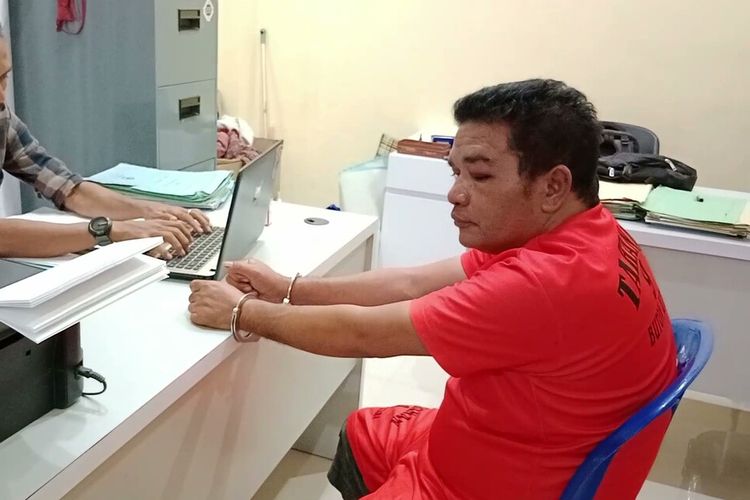 Seorang anggota polisi yang bertugas di Kabupaten Buton Utara, Sulawesi Tenggara, Briptu La Bili, menjadi korban penikaman yang dilakukan oleh mantan kakak iparnya sendiri, inisial LD (43), Kamis (15/6/2023) malam. Pelaku LD menjalani pemeriksaan di ruang penyidik, Jumat (16/6/2023).