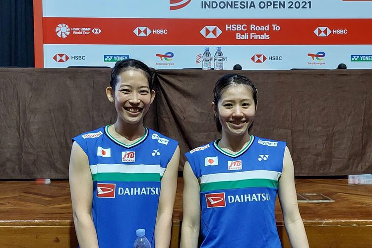 Pasangan ganda putri Jepang Nami Matsuyama (kiri)/Chiharu Shida  (kanan) setelah mengalahkan Greysia Polii/Apriyani Rahayu dan memenangi gelar juara Indonesia Open 2021.