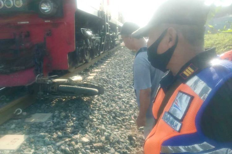 Pengendara sepeda motor tertabrak lokomotif KA di perlintasan sebidang Kroya, Kabupaten Cilacap, Jawa Tengah, Selasa (18/8/2020).