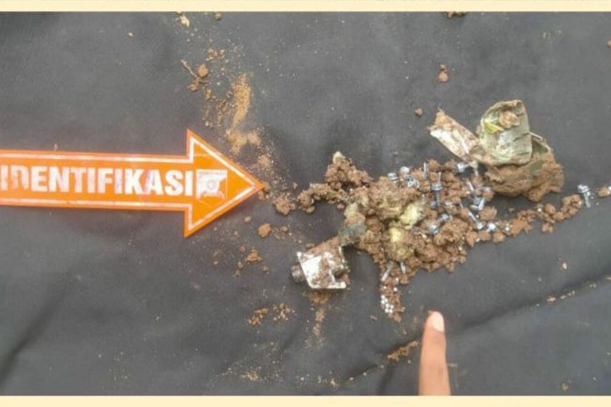 Tim Gegana Mabes Polri memusnahkan granat aktif di di tanah kosong yang beralamat Desa Sukajadi, Kecamatan Tamansari, Kabupaten Bogor, Jawa Barat, Senin (18/11/2024) pagi.