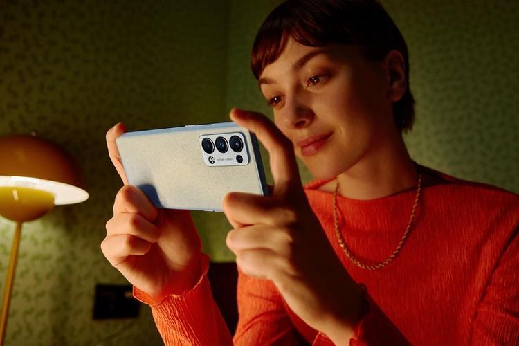 Ilustrasi mendapatkan hiburan dengan Oppo Reno6 Series.