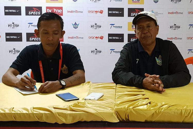 Pelatih Persegres Gresik United, Sanusi Rahman (kanan).