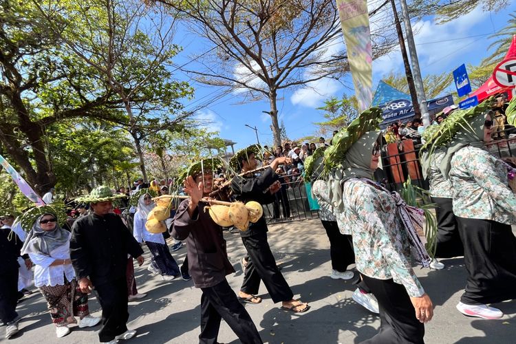 Benjang Batok Tampil di Karnaval Pangandaran, Kesenian yang Lahir untuk Menghindari Kerja Paksa 