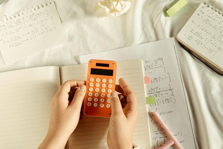 Ilustrasi mengatur keuangan, membuat resolusi keuangan. 