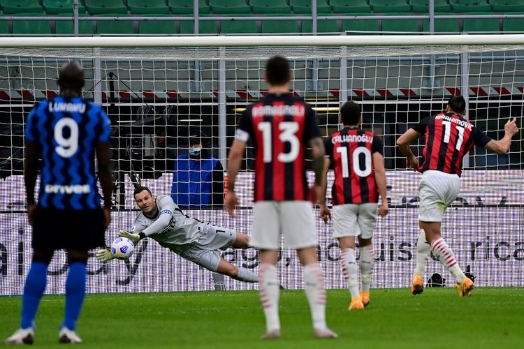 Momen penalti Zlatan Ibrahimovic digagalkan Samir Handanovic pada laga lanjutan Liga Italia, Inter Milan vs AC Milan di Stadion Giuseppe Meazza, Sabtu (17/10/2020) atau Minggu dini hari WIB.