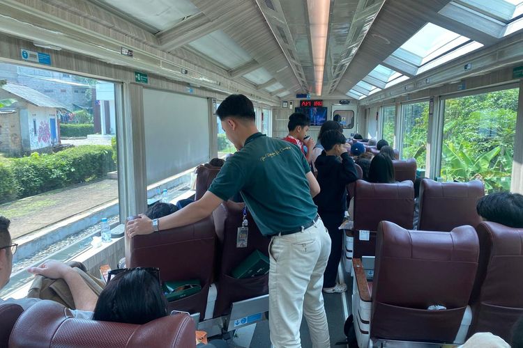 Penumpang kereta api wisata Panoramic bisa menikmati indahnya pemandangan sepanjang perjalanan di jalur kereta, dengan memutar kursi menghadap jendela. Fitur 90degrees telah hadir sejak awal peluncuran layanan Kereta Panoramic pada 2024 silam.