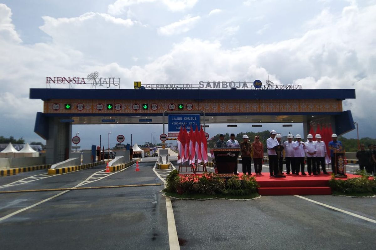 Presiden Joko Widodo saat meresmikan Jalan Tol Balikpapan-Samarinda di pintu Tol Samboja, Kutai Kertanegara, Selasa (17/12/2019). 