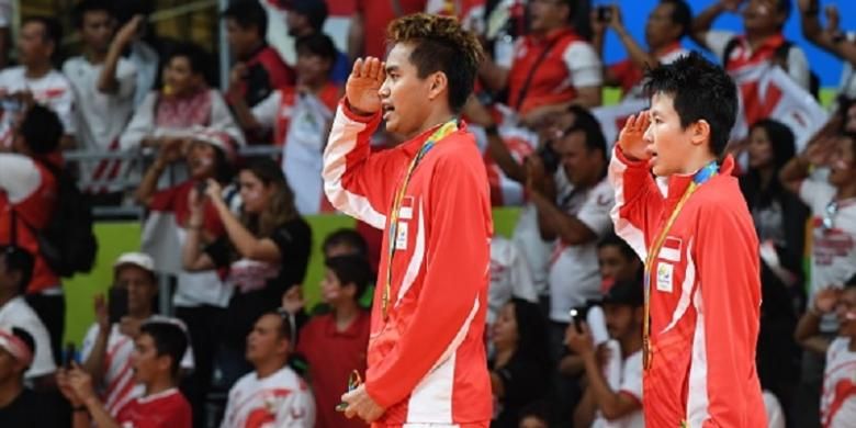 Tontowi Ahmad dan Liliyana Natsir melakukan penghormatan kepada Sang Merah Putih saat Indonesia Raya berkumandang di Olimpiade Rio 2016, Rabu (17/8/2016). 
