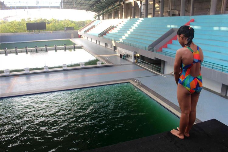 Atlet loncat indah menggelar latihan di venus Aquatic yang dipenuhi lumut akibat terjadi pemadaman listrik di 22 venue kompleks Jakabaring Sport City (JSC) Palembang, Selasa (2/7/2019).