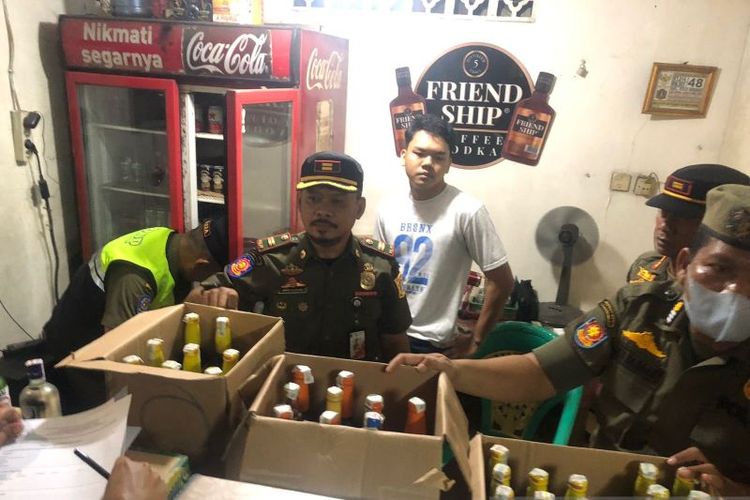 Petugas Satpol PP Jakarta Timur tengah merazia penyakit masyarakat (pekat) dan menyita ratusan botol miras di salah satu toko minuman di kawasan Cakung, Jakarta Timur, Senin malam (25/3/2024). 