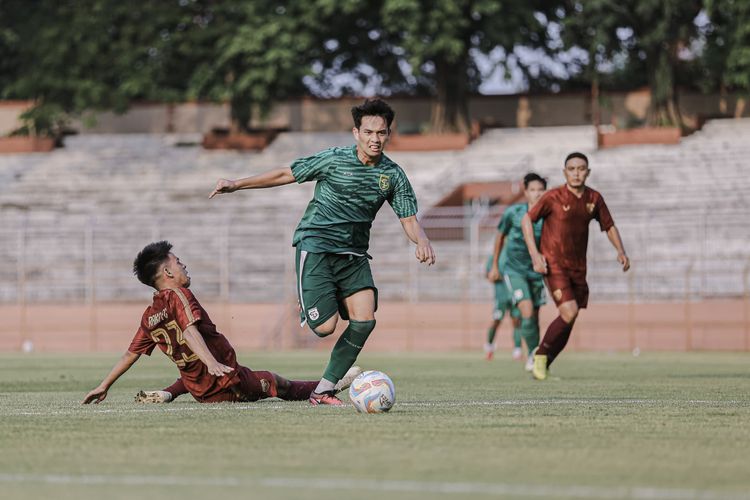Persebaya Surabaya mengisi jeda Liga 1 2023-2024 dengan uji coba melawan klub asal Bangkalan, Raka FC yang berakhir dengan skor 5-0 di Stadion Gelora 10 November Surabaya, Jumat (16/2/2024) sore.