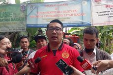 Ridwan Kamil Tuntaskan Tantangan Ketum Jakmania, Pakai Jersei Persija Saat Blusukan di Kampung Bayam