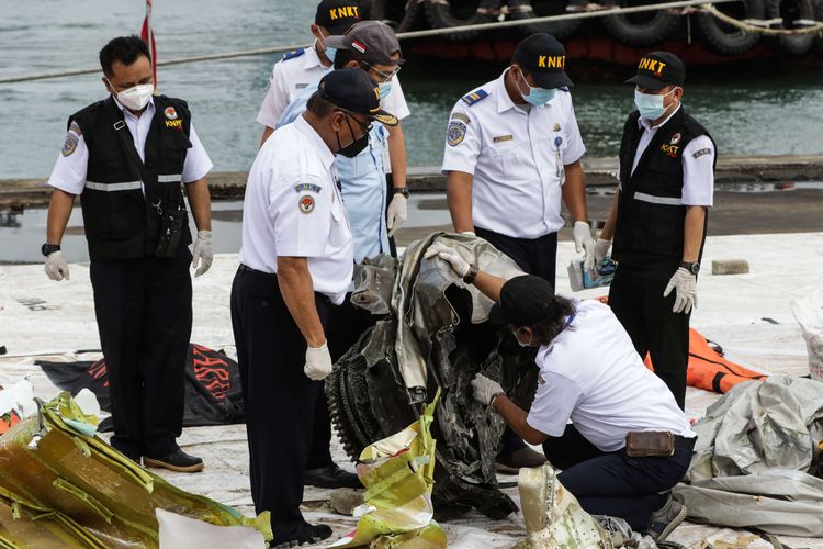 Petugas KNKT memeriksa bagian turbin pesawat Sriwijaya Air SJ 182 rute Jakarta - Pontianak yang jatuh di perairan Kepulauan Seribu di Posko SAR Sriwijaya Air, Dermaga JICT II, Tanjung Priok, Jakarta, Rabu (13/1/2021).