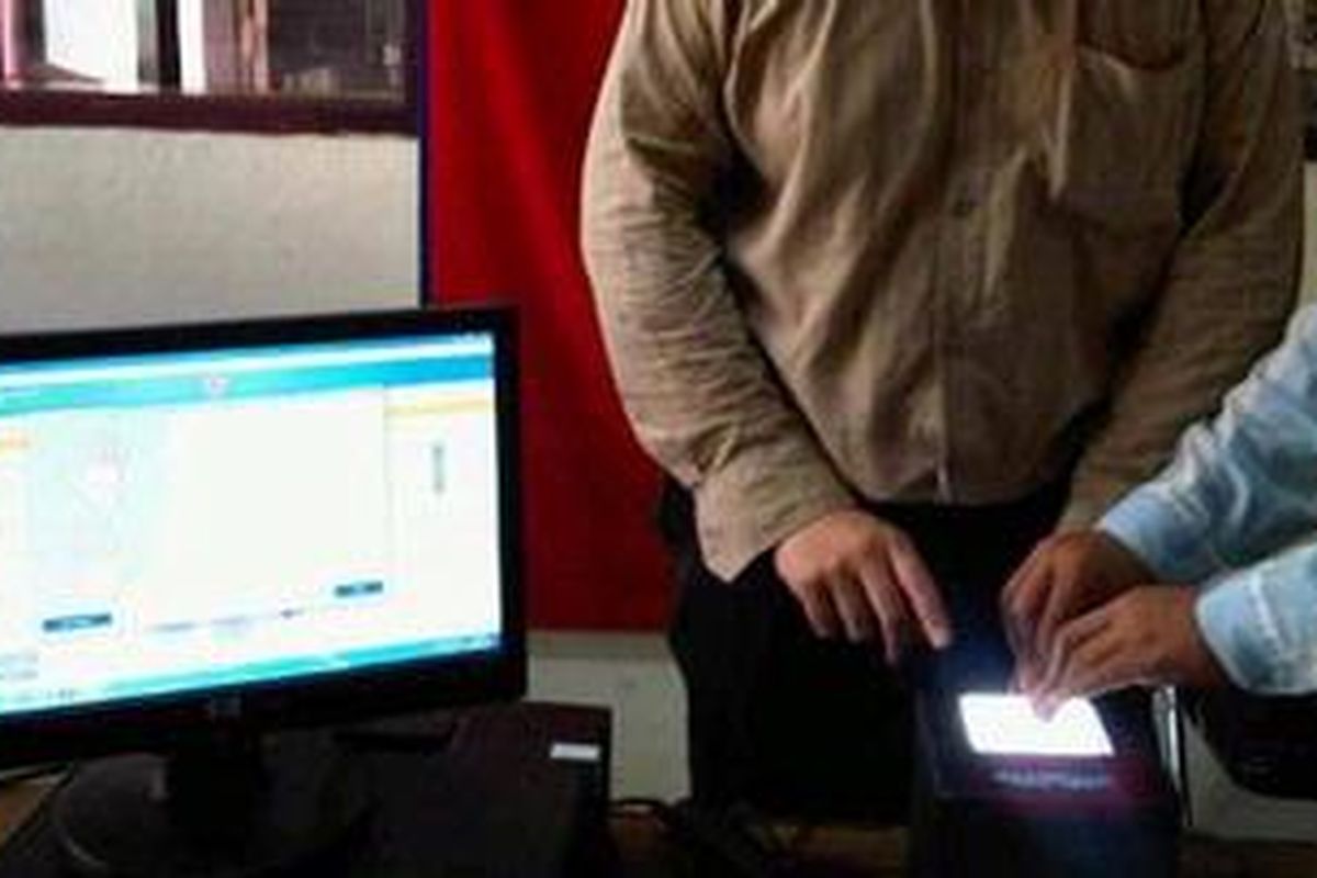 Warga membuat e-KTP di Kelurahan Tomang,Jakarta Barat, Selasa (9/8/2011).