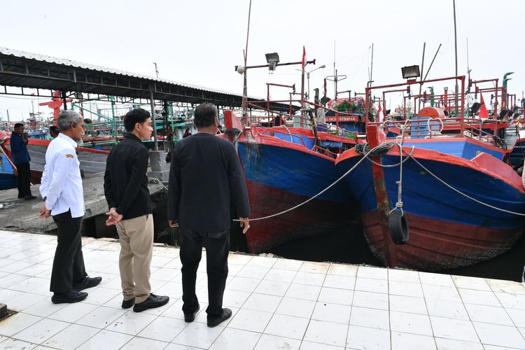 Gibran Tinjau Sungai Kaliyasa di Cilacap yang Alami Pendangkalan 