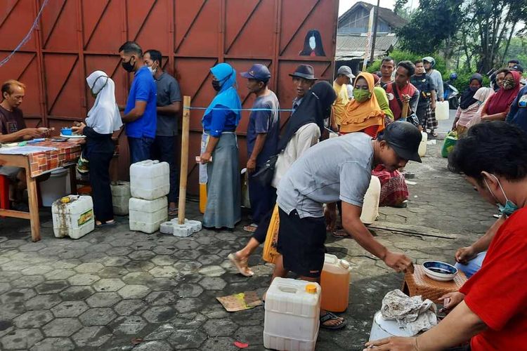 Antrean minyak goreng curah di Kecamatan Muntilan, Kabupaten Magelang, Jawa Tengah, Kamis (24/3/2022)