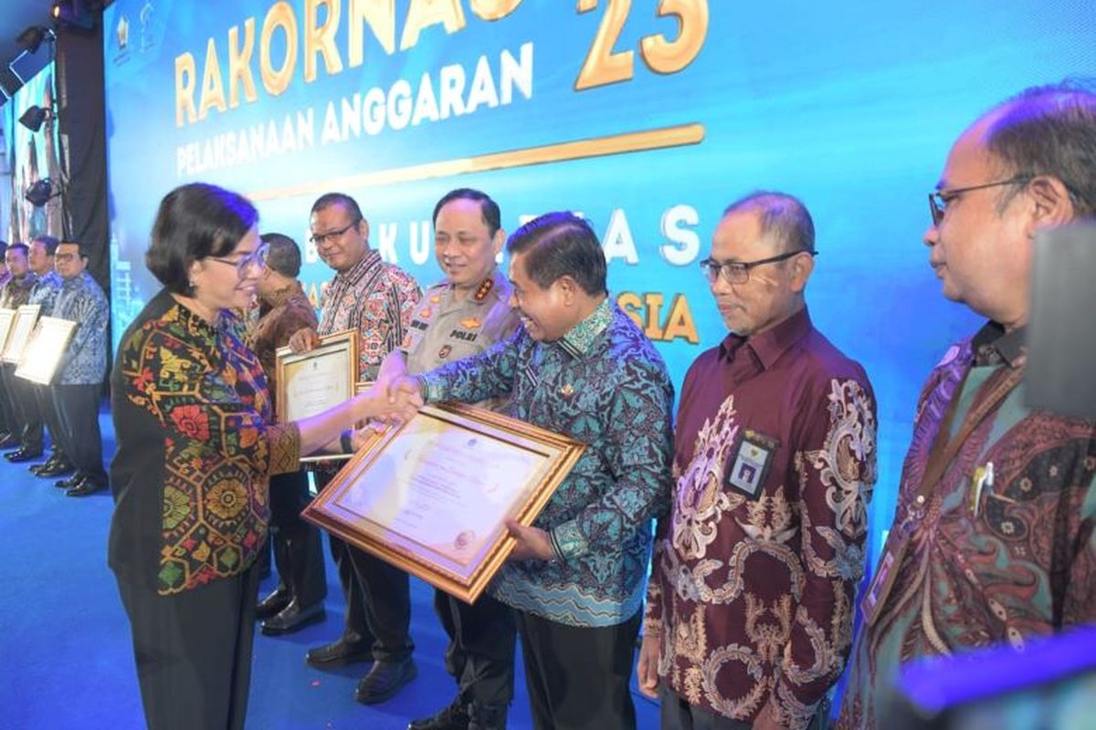 Menteri Keuangan Sri Mulyani memberikan piagam penghargaan kepada perwakilan Kemendagri atas penghargaan peringkat pertama Kinerja Anggaran Terbaik Tahun 2022 untuk pagu sedang, Rabu (17/5/2023).
