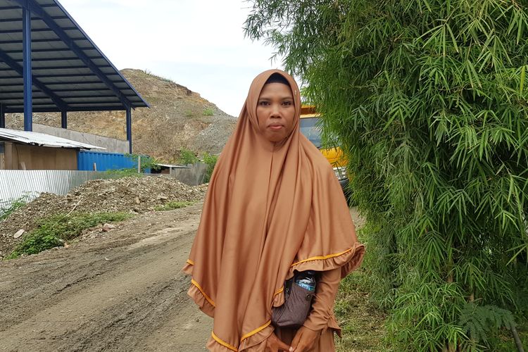 Aminah, 30, berdiri membelakangi gunung sampah di tempat pembuangan akhir (TPA) Kebon Kongok, Desa Suka Makmur, Kecamatan Gerung, Lombok Barat, Kamis (9/2/2023). Ia menceritakan perjuangannya mengatasi stunting anaknya.