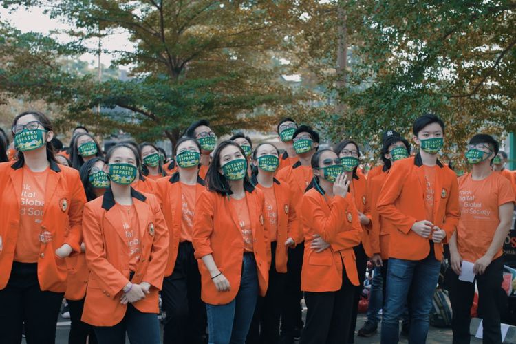 Sebagian kecil dari 2000an mahasiswa baru Universitas Atmajaya, Jakarta yang mengikuti aksi memakai masker bertulis Hutanku Napasku, Sabtu (17/8/2019).