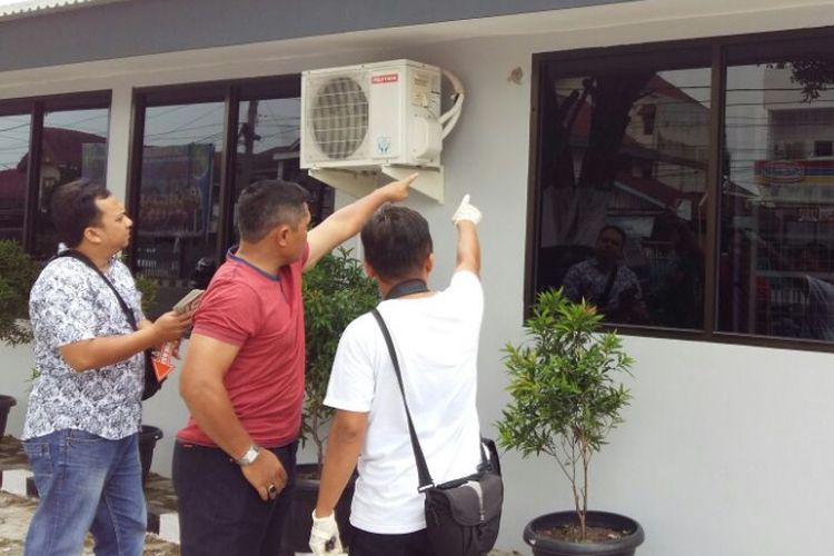 Petugas kepolisian melakukan olah TKP penembakan Lapas Pekanbaru, Riau, Minggu (8/7/2018). 