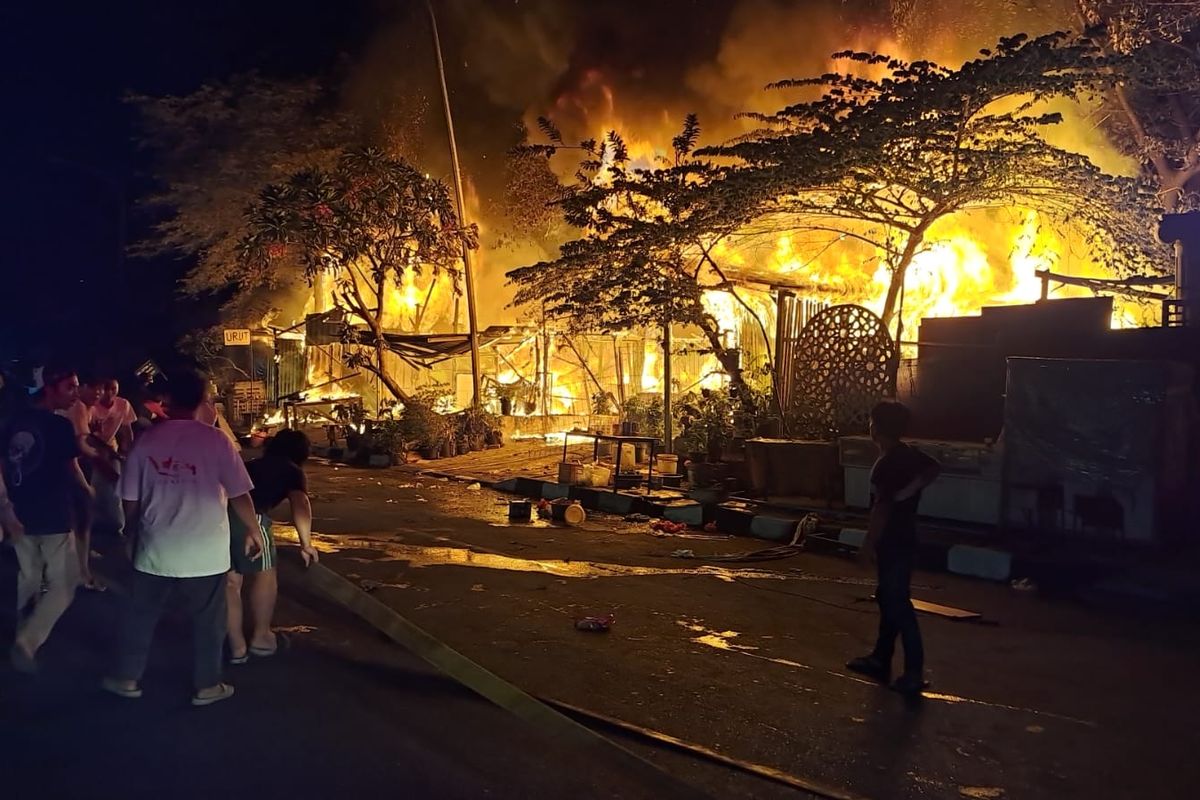 Kebakaran lapak warung kelontong di Kebon Jeruk, Jakarta Barat, Selasa (26/9/2023) malam. 