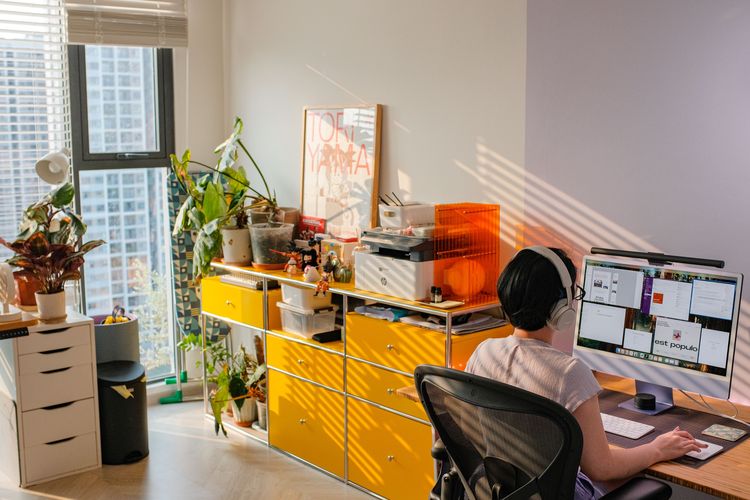 Dopamine Decor, Cara Bikin Sudut WFH Lebih Ceria dan Produktif