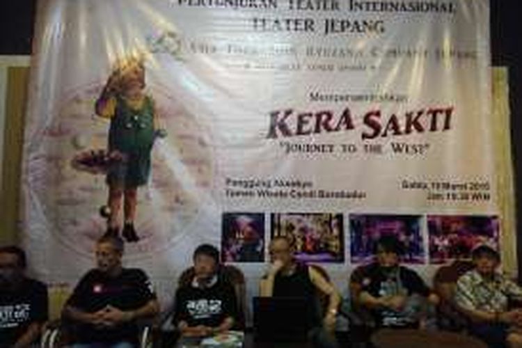 Beberapa pemain dan sutradara Teater Kera Sakti oleh Ryunzanji Company Jepang, saat jumpa pers di Limanjawi Art House Borobudur, Magelang, Jawa Tengah, Kamis (18/3/2016) sore.