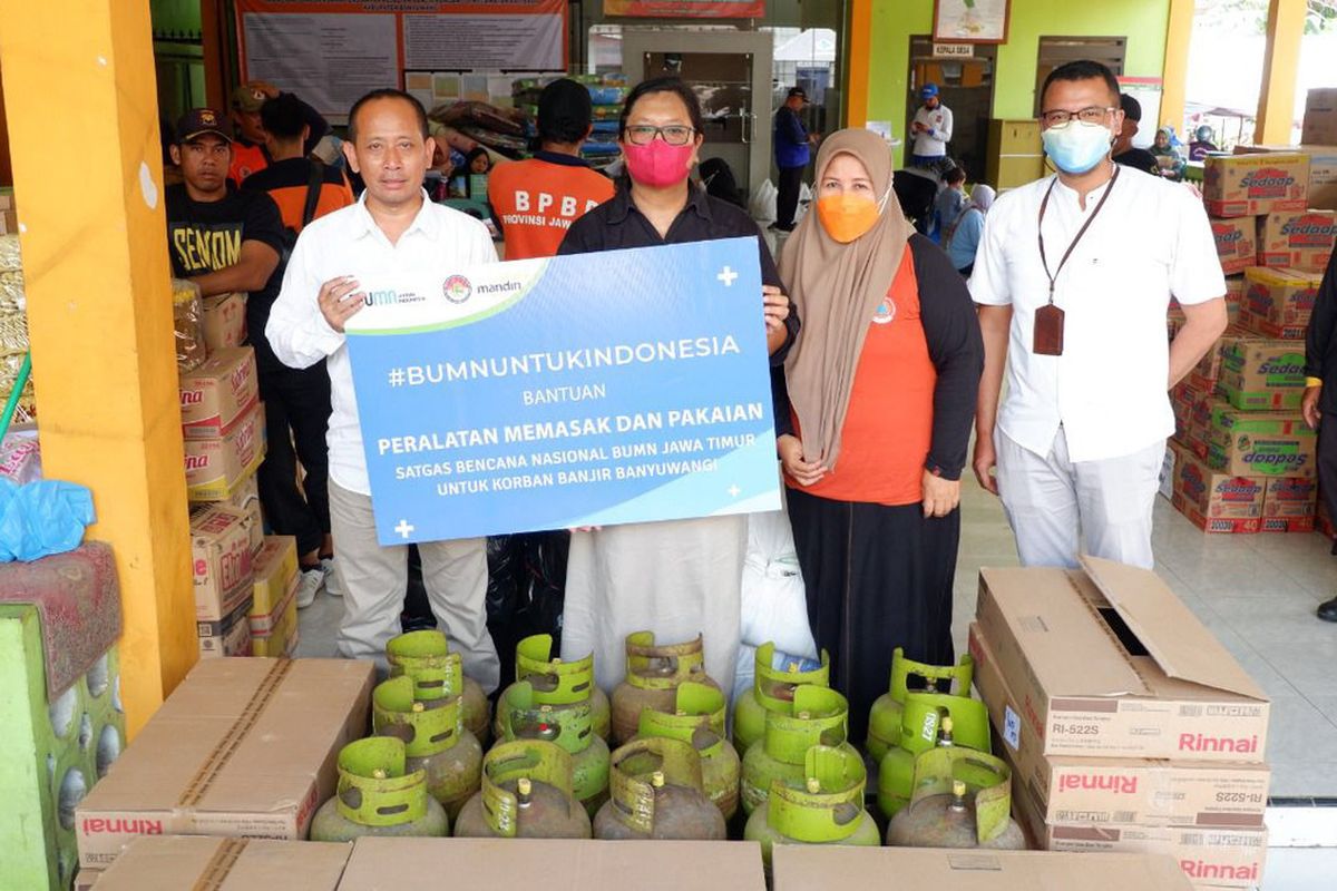 Satgas Tanggap Bencana Nasional BUMN Wilayah Jawa Timur (Jatim), menyalurkan bantuan terhadap korban terdampak banjir bandang di Banyuwangi, Jawa Timur.