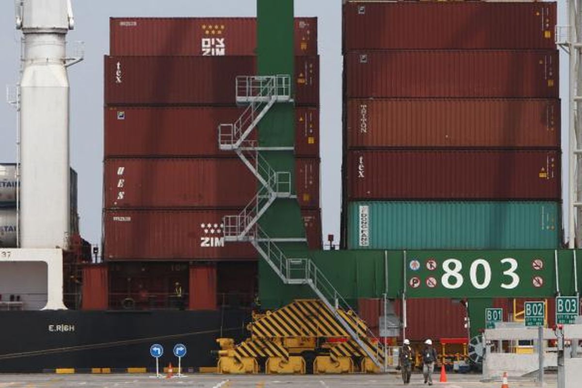 Suasana aktivitas bongkar muat Terminal Peti Kemas Kalibaru atau New Priok Container Terminal usai diresmikan Presiden Joko Widodo, di Jakarta, Selasa (13/9/2016). Terminal Kalibaru dibangun untuk meningkatkan kapasitas secara bertahap guna mengantisipasi pertumbuhan arus peti kemas dan kargo Pelabuhan Tanjung Priok. Terminal itu dioperasikan oleh joint venture company antara Pelindo II (IPC) TPK dan Komsosrsium Mitsui-PSA-NYK Line yaitu PT New Priok Container Terminal One (NPCT1), berkapasitas 1,5 juta TEUS per tahun.